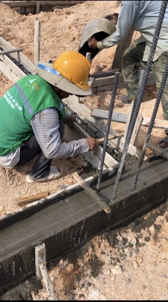 Kỹ sư S20 Group đang kiểm tra và hoàn thiện công đoạn đổ bê tông móng băng, đảm bảo đúng kỹ thuật và cao độ trong thi công nhà trọn gói tại Quy Nhơn.