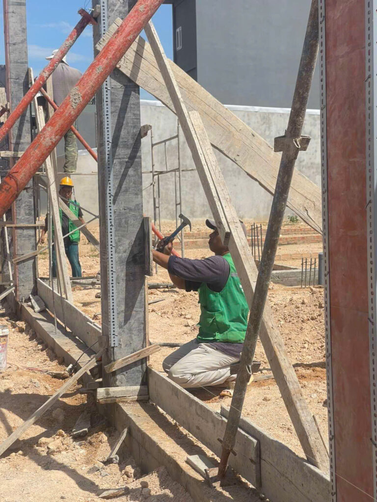 Đội ngũ thi công S20 Group đang lắp dựng cốp pha và gia cố trụ tầng 1 cho công trình L HOUSE tại Quy Nhơn. Từng chi tiết được thực hiện cẩn thận, đảm bảo đúng kỹ thuật và an toàn lao động.